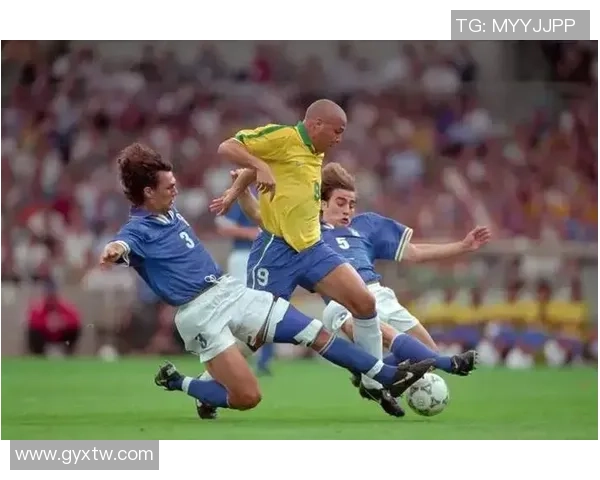 长发足球明星的魅力与风格解析他们如何在赛场上展现个性与实力 长发足球明星的魅力与风格解析他们如何在赛场上展现个性与实力